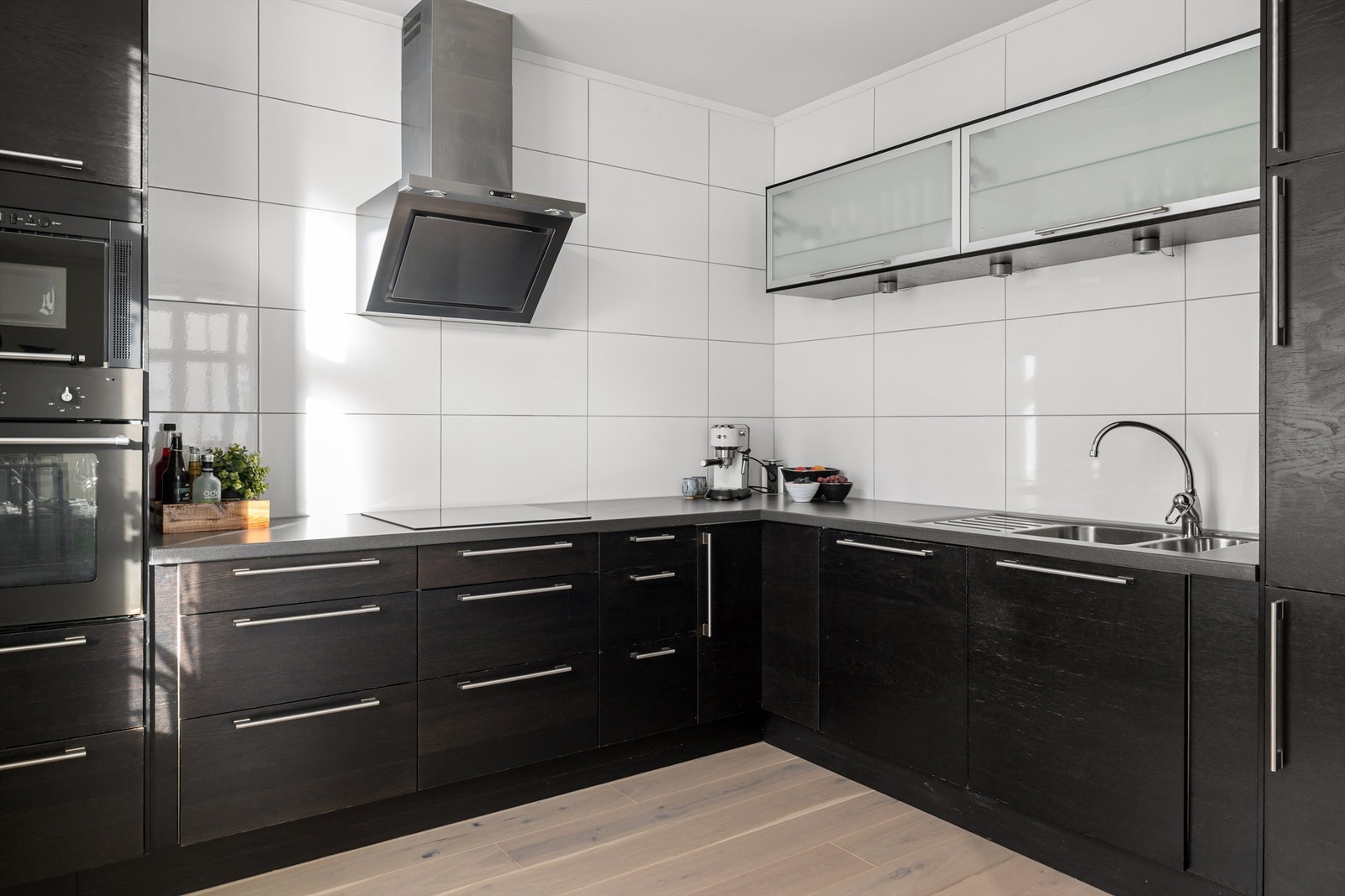 Kjøkken har også integrerte hvitevarer som medfølger i handelen. Galleribilde