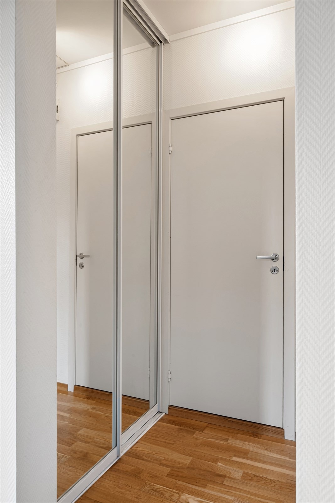 Gang med skyvedørsgarderobe til å henge fra seg yttertøy. Galleribilde