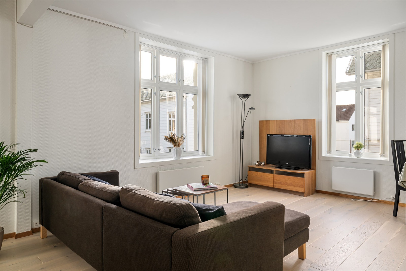 Stuen er romslig og malt i lyse farger hvor man har plass til sitte- samt spisegruppe. Galleribilde