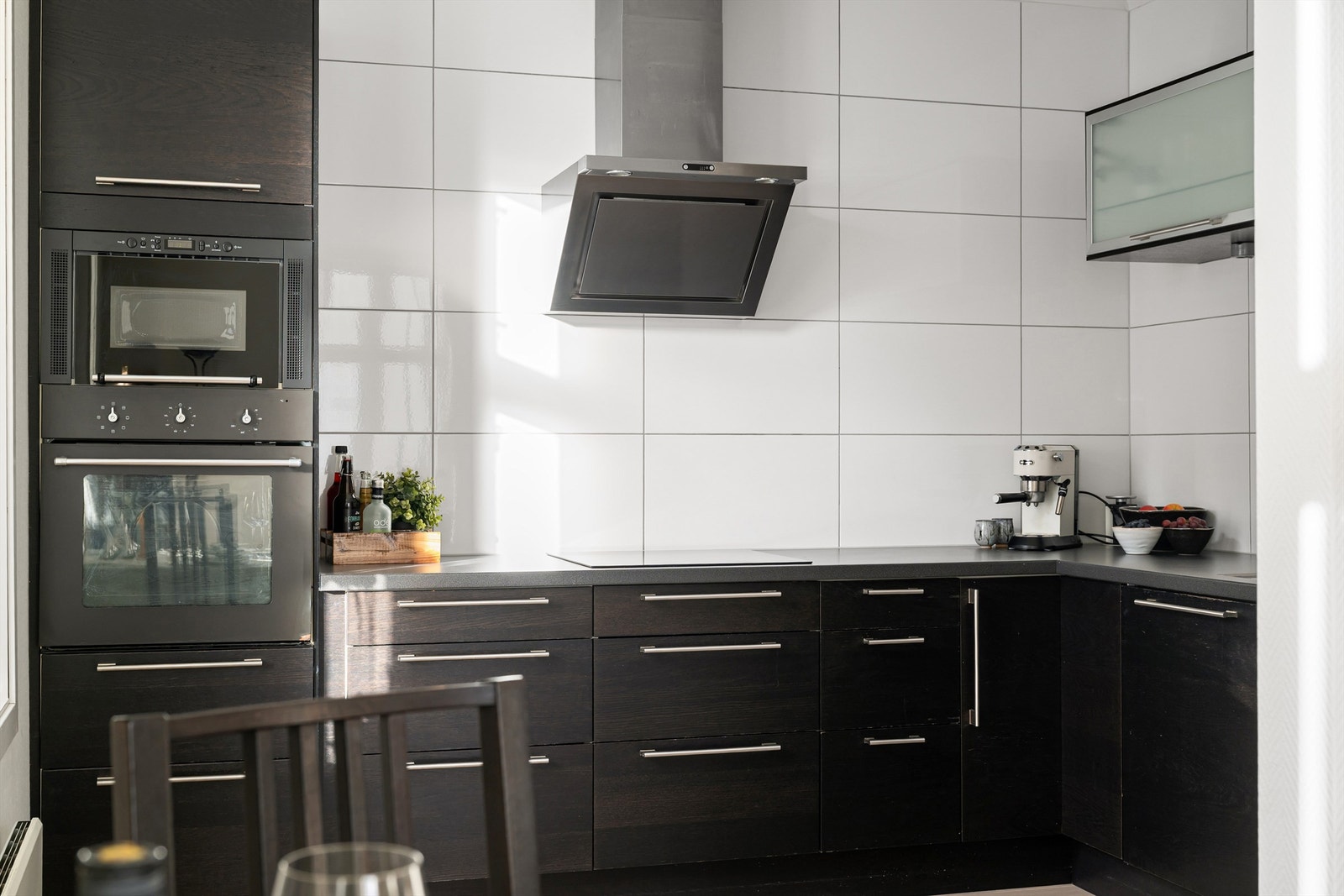 Moderne kjøkken med gode benkeoverflater samt lagring i form av over- og underskap. Galleribilde