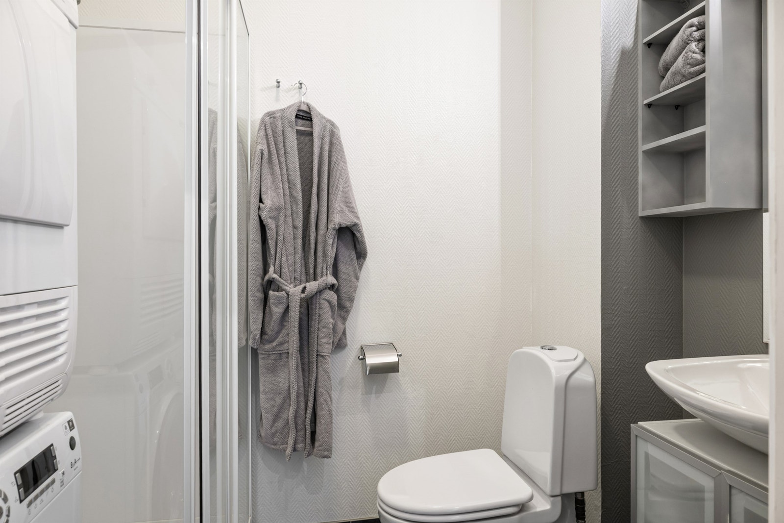 Baderom med opplegg for vaskemaskin og tørketrommel. Galleribilde