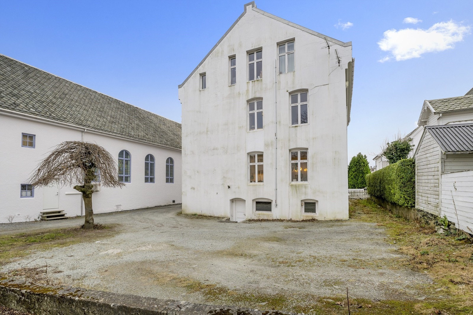 Sameiets felles tomt. Innkjørselen til gårdsrommet er felles med Kirken hvor kirken disponerer to plasser langs kirkevegg. Galleribilde