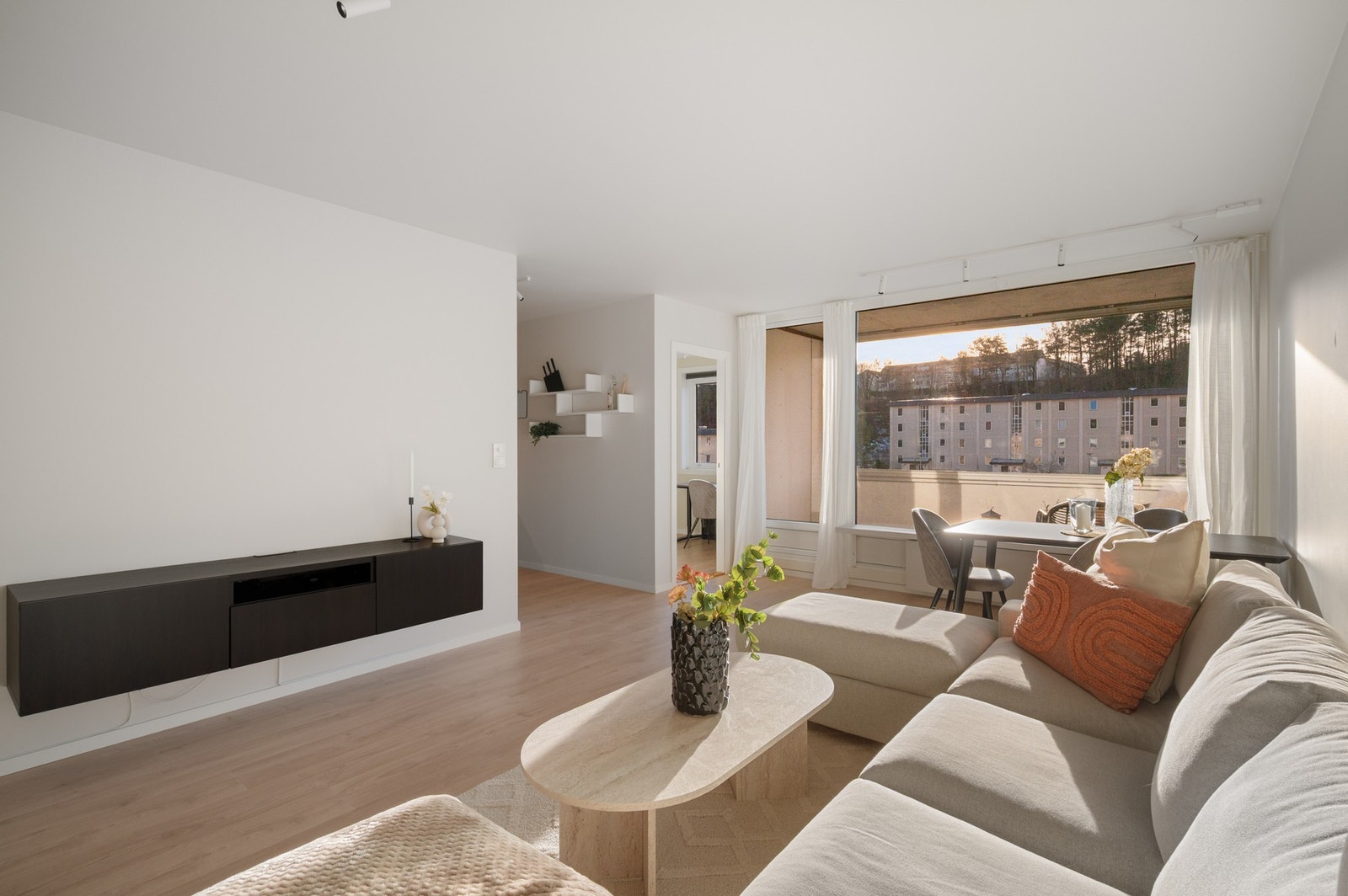 Stuen måler 21,1m² og fremstår som et trivelig og funksjonelt oppholdsrom. Galleribilde