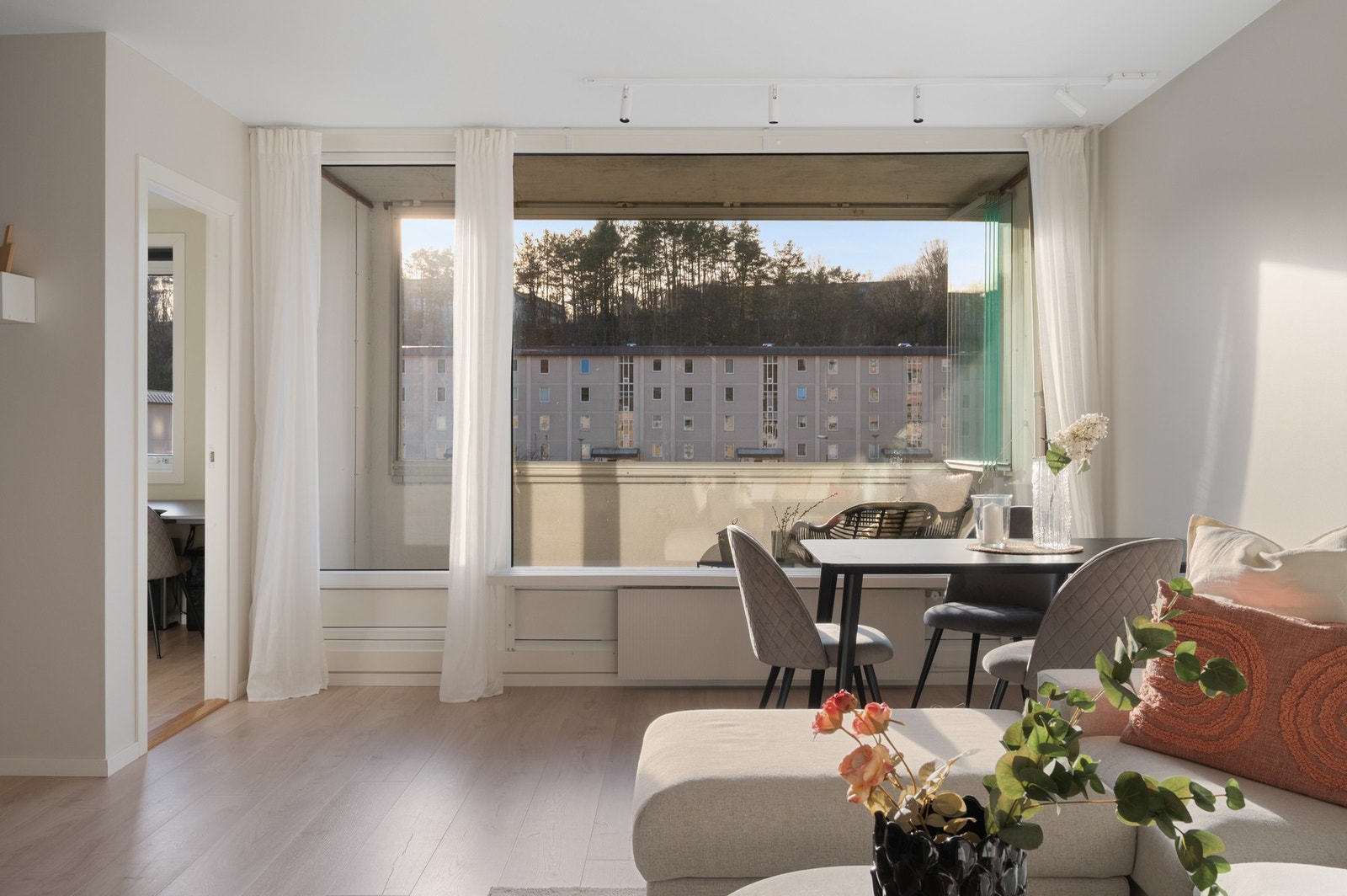 Store vindusflater sørger for godt med naturlig lysinnslipp. Galleribilde