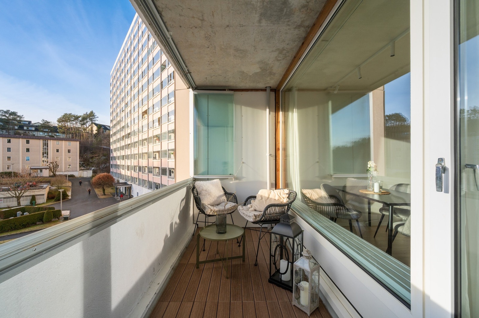 Balkongen kan innredes med sittegruppe og beplantning. Galleribilde