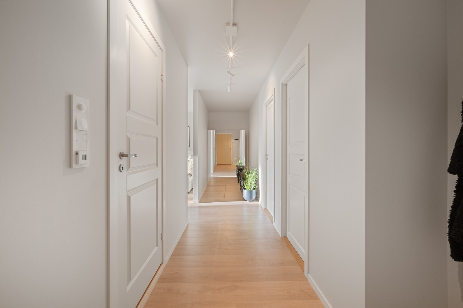 Førsteinntrykket av leiligheten er en lys og romslig gang som måler 9,7 m². Galleribilde