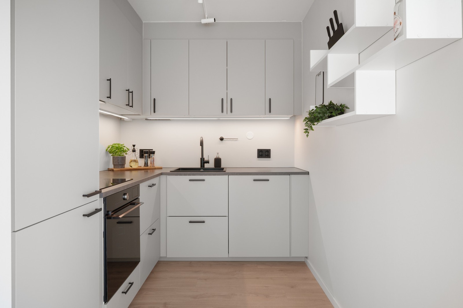 Av integrerte hvitevarer medfølger induksjonsplatetopp, stekeovn, oppvaskmaskin, samt kjøl- og frys. Galleribilde