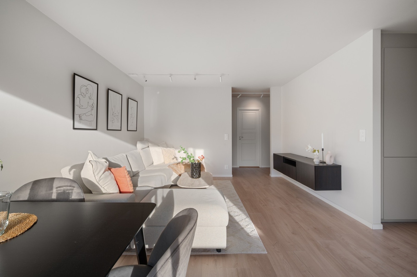 Den lyse fargepalettenskaper en behagelig atmosfære. Galleribilde