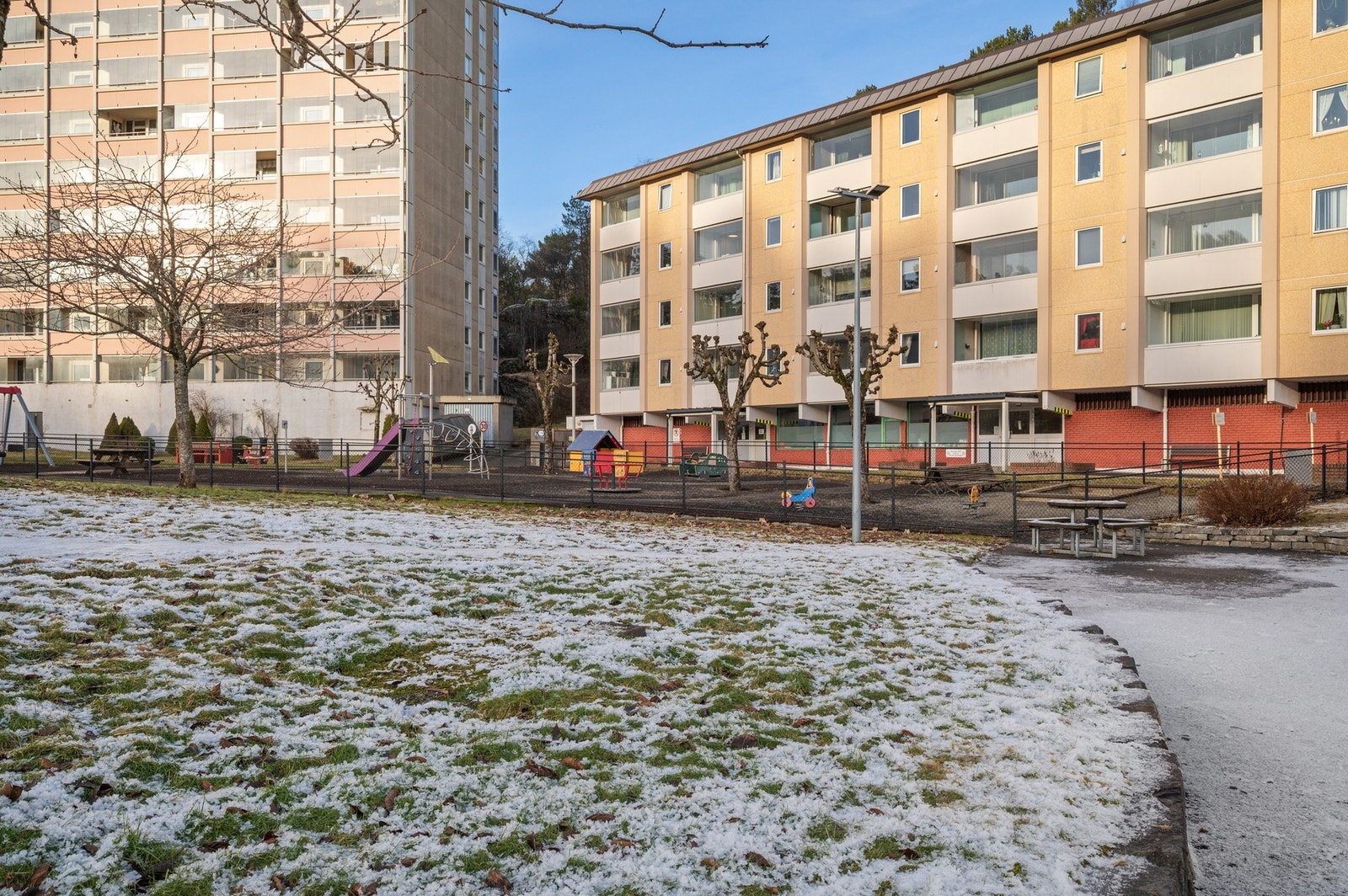 Området er kjent for sitt trygge og familievennlige miljø, med kort gangavstand til både barnehager og -skoler. Galleribilde