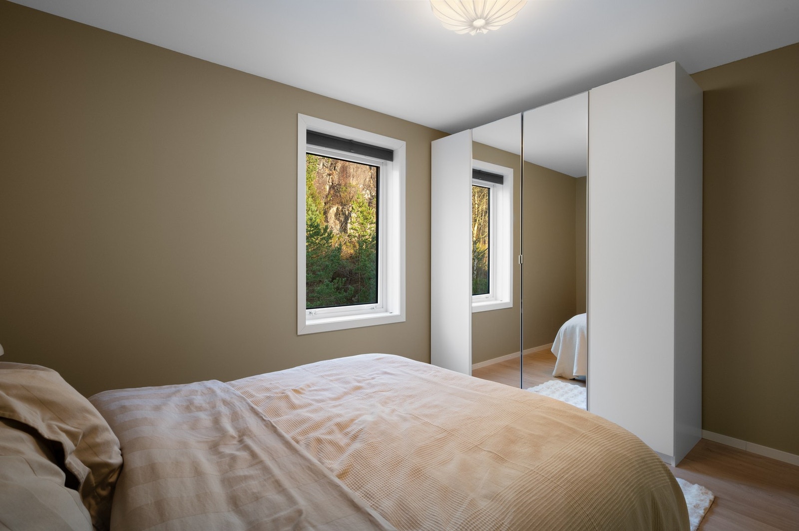 Rommet kan innredes med dobbeltseng, nattbord og garderobe. Galleribilde