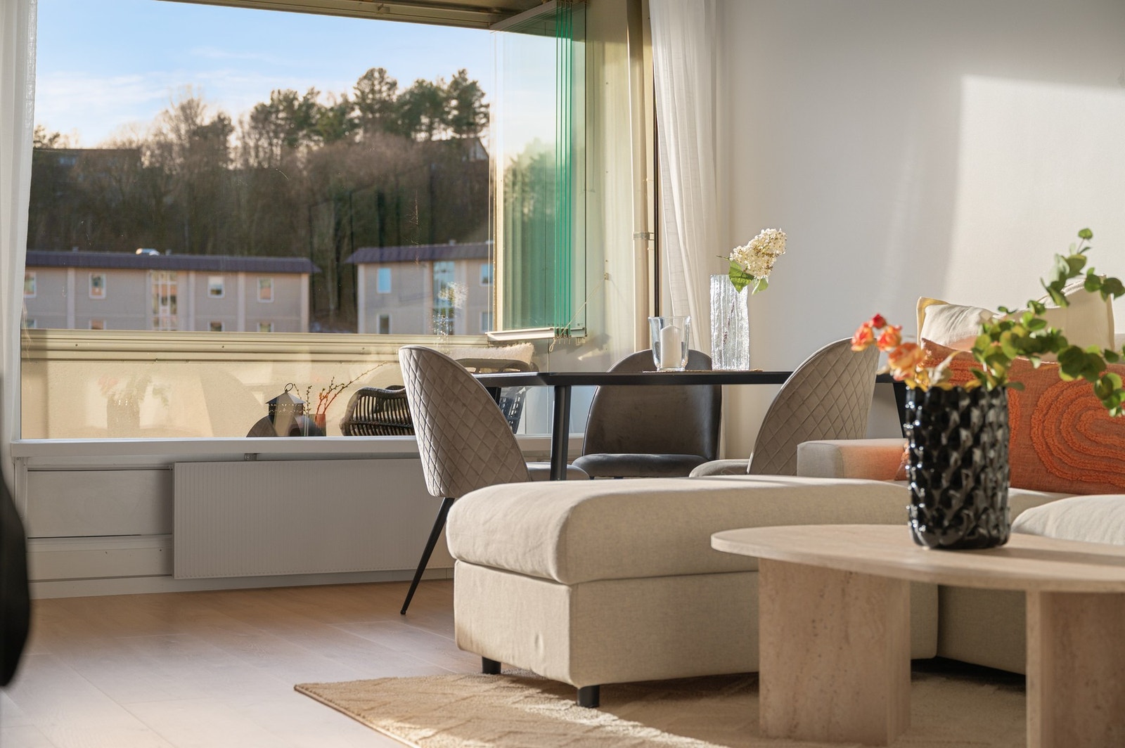 Stuen har et pent laminatgulv fra 2024. Galleribilde