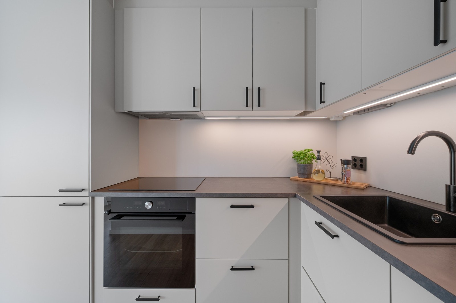 Kjøkkeninnredningen har slette fronter, laminat benkeplate, over benkeplaten er det benyttet malte flater, oppvaskkum og ventilator (kullfilter). Galleribilde