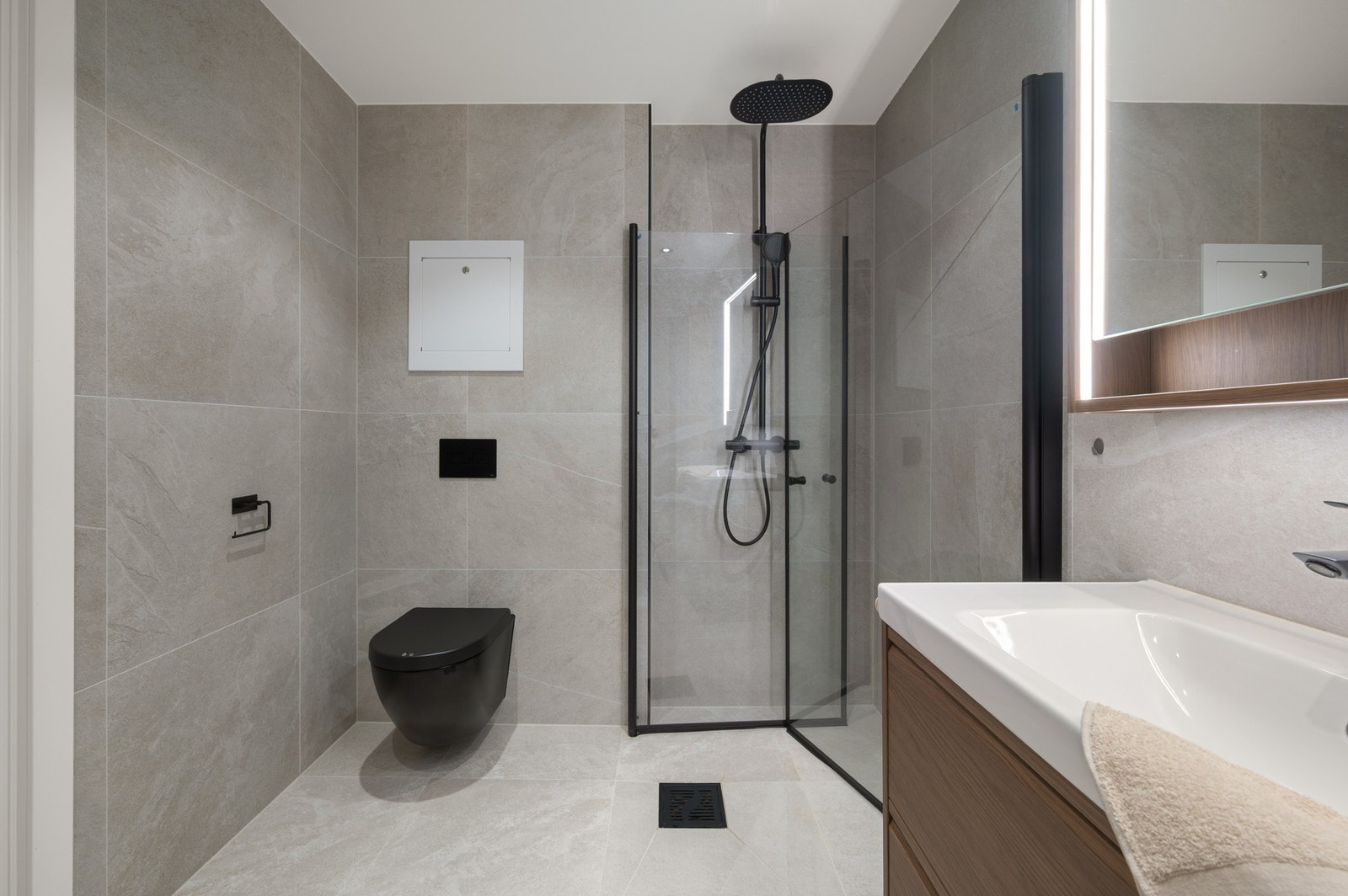 Det er flislagte gulv med varmekabler og flislagte vegger. Galleribilde