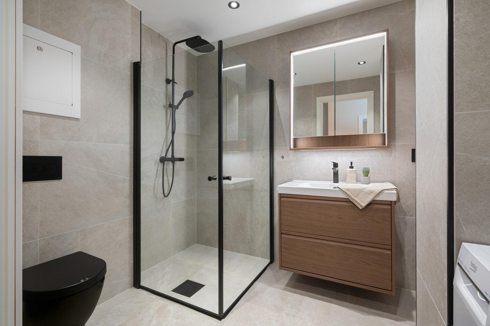 Badet måler 5,6 m² og ble pusset opp i 2024. Galleribilde