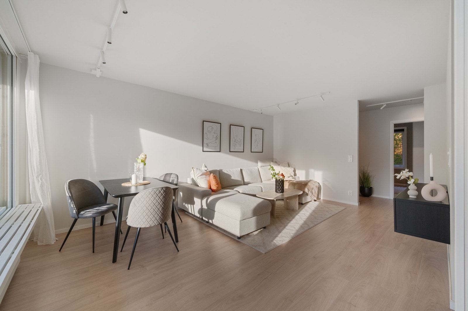 Her kan du innrede i ulike soner med både sofagruppe, mediemøblement og spisegruppe. Galleribilde