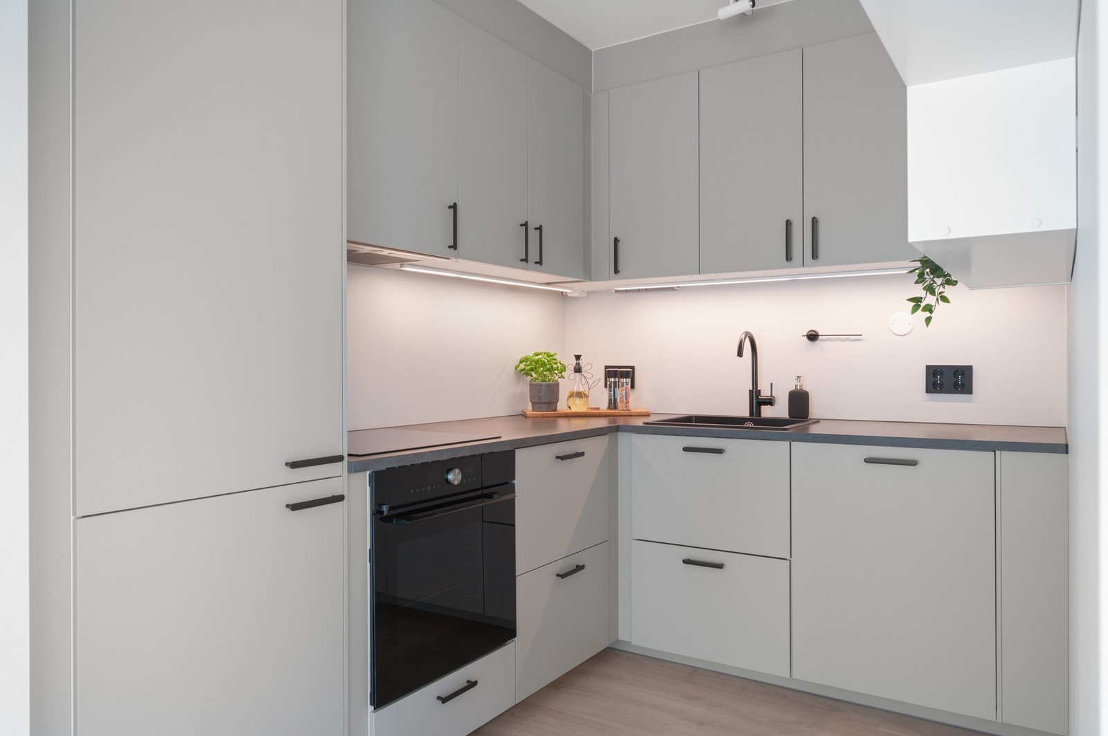 Det er ny kjøkkeninnredning og integrerte hvitevarer fra 2024. Galleribilde