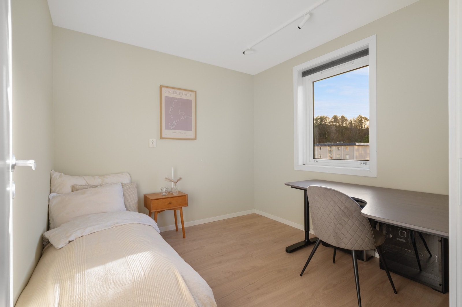 Rommene kan innredes med seng, nattbord og garderobe. Galleribilde