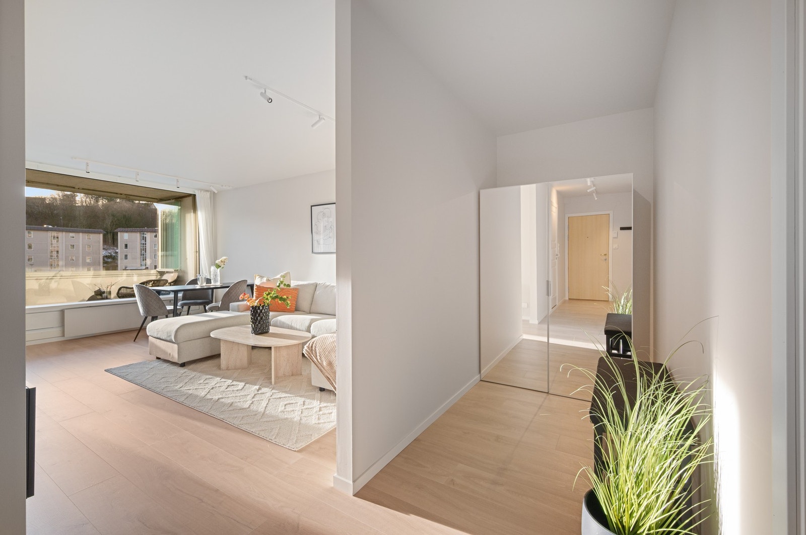 Her har du god plass til oppbevaring av yttertøy og sko. Galleribilde