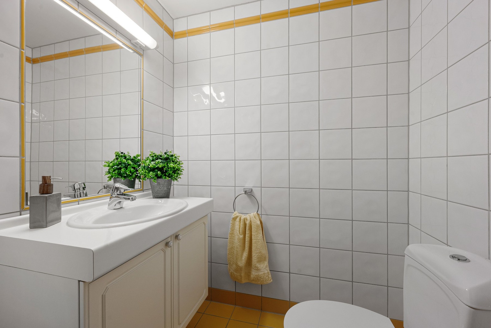 Praktisk separat toalettrom, lett tilgjengelig fra entréen og godt egnet for gjester. Galleribilde