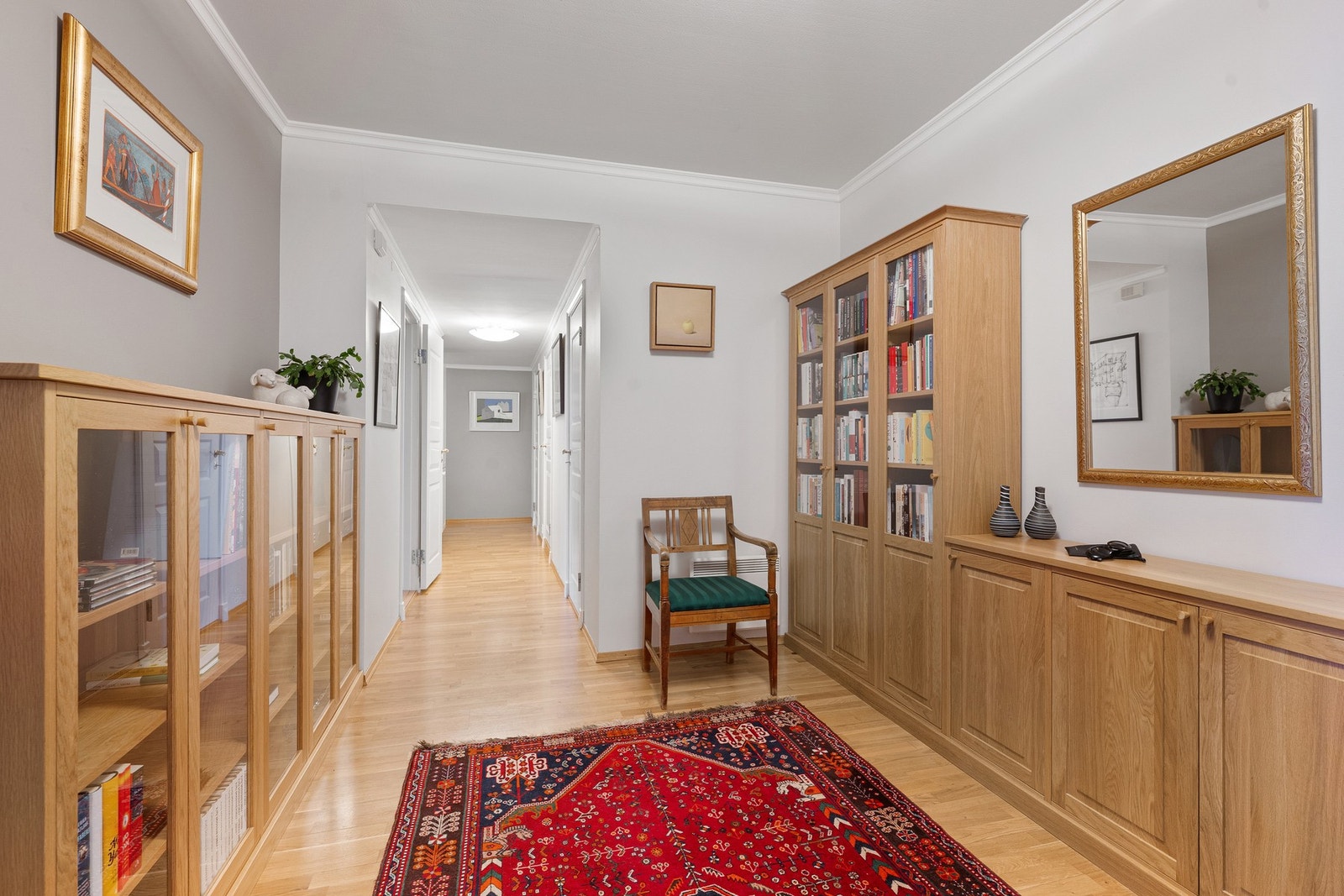 Hallen gir adkomst til øvrige rom som soverom, separat toalettrom, vaskerom og innvendig bod, med en gjennomtenkt planløsning som skiller oppholdsrom og private soner på en god måte. Galleribilde