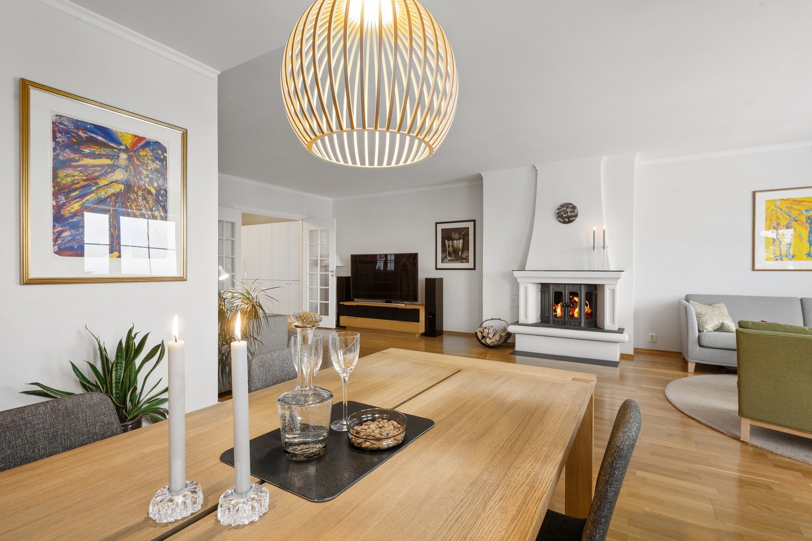 Peisen har en sentral plassering i rommet og kan nytes fra flere soner i oppholdsrommet. Galleribilde