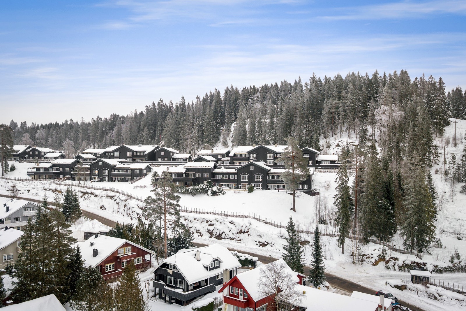 Lillevannsseter består av tre Kongsgårder, Nordgård, Midtgård og Sørgård, beliggende øverst på høyderyggen langs Lillevannsveien, ca. 430 moh. Galleribilde