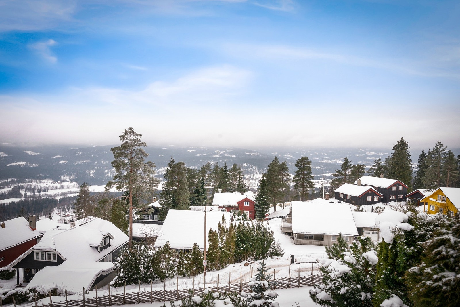 Eiendommen har en særdeles attraktiv og naturnær beliggenhet på Lillevann, høyt og fritt i grønne omgivelser i øvre del av Holmenkollåsen. Galleribilde