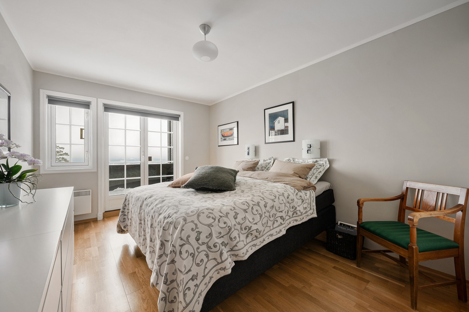 Romslig hovedsoverom med god plass til stor dobbeltseng, nattbord og øvrig oppbevaringsmøblement. Galleribilde