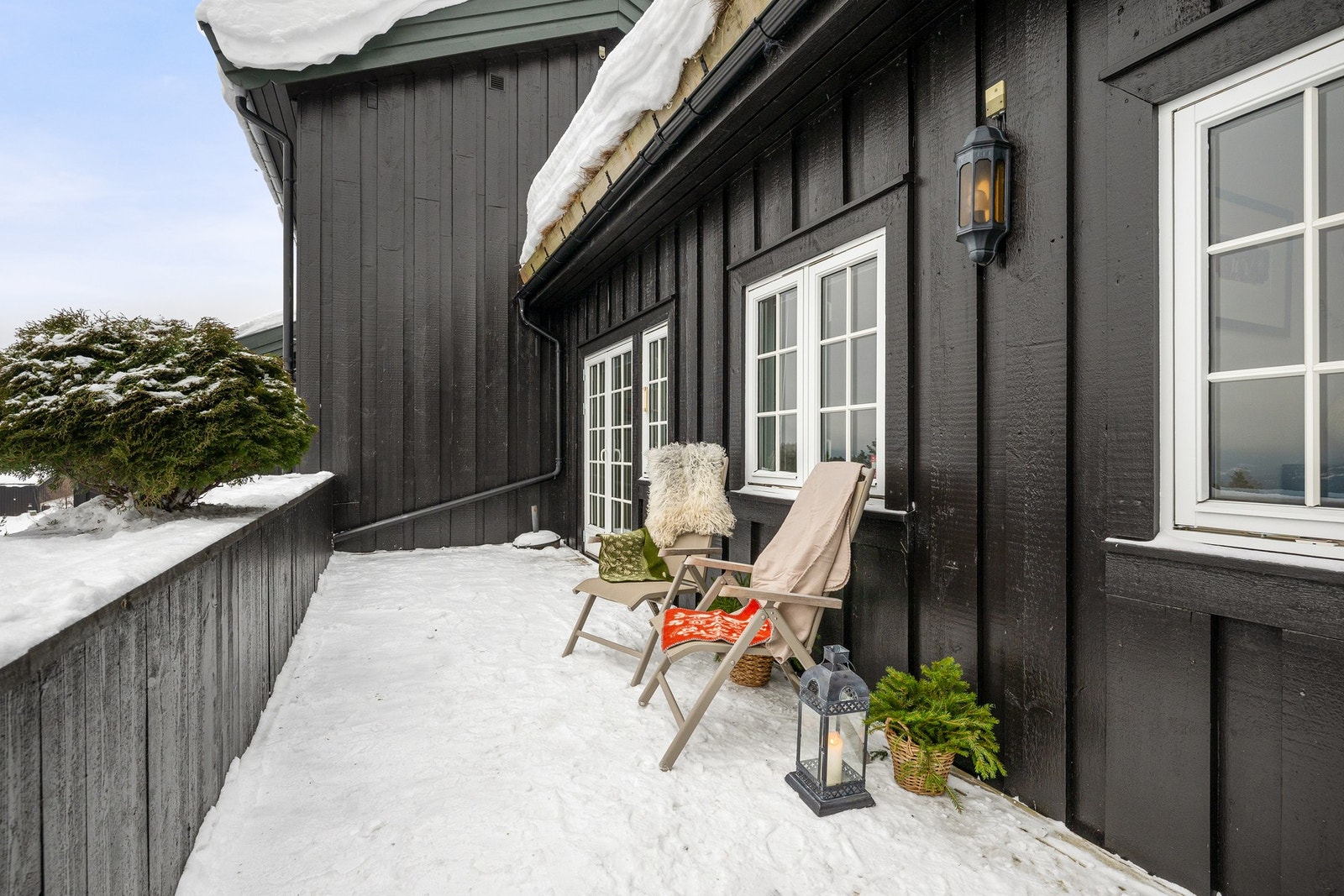 Vestvendt veranda på ca. 21 m² med svært gode solforhold og flott utsikt mot omkringliggende natur. Galleribilde