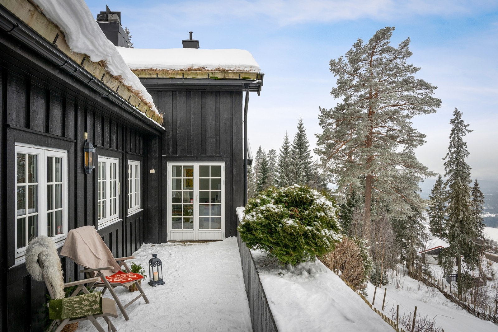 Velkommen til en romslig toppleilighet med stor og solrik terrasse på ca. 21 m² samt flott utsikt mot Bogstadvannet, Bærumsmarka og Nordmarka. Galleribilde