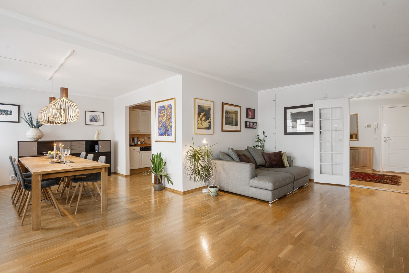 Oppholdsrom med god romfølelse, flere naturlige soner og en delvis åpen, men skjermet løsning mot kjøkkenet. Galleribilde