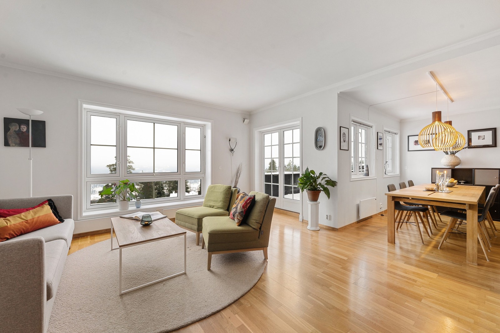 Fornuftig og praktisk planløsning med god romfølelse. Lys stue med peis, god takhøyde og flott utsikt. Galleribilde