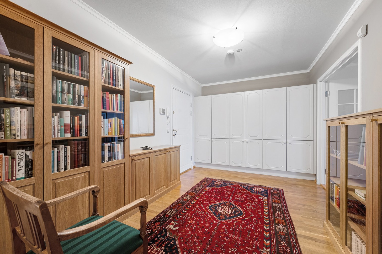 Svært romslig gang med god plass til oppbevaringsmøblement og rikelig skapplass i plassbygde skap langs hele den ene veggen. Galleribilde