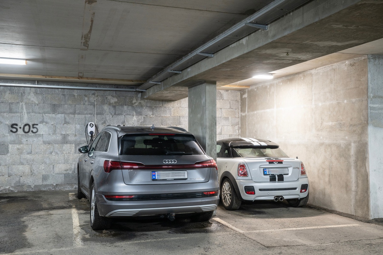 Det medfølger to garasjeplasser i felles garasjeanlegg, hvorav én er utstyrt med elbillader. Garasjeplassene er tinglyst som tilleggsdeler til seksjonen. Galleribilde