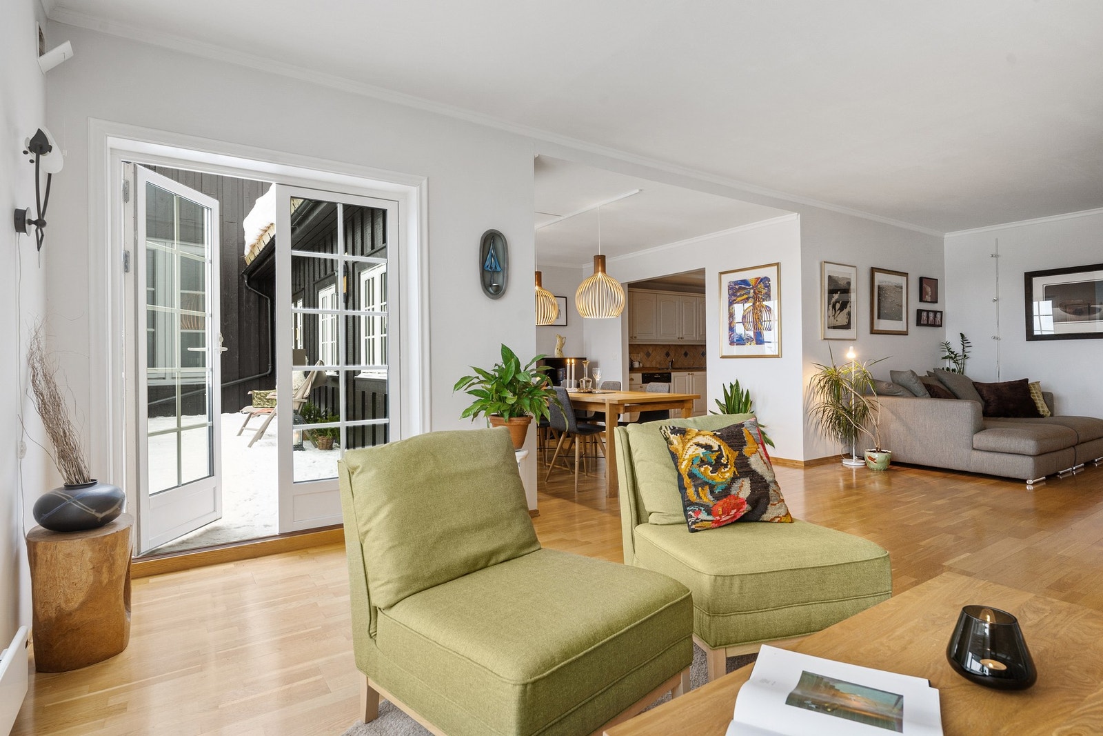 Doble dører fra oppholdsrommet gir enkel adkomst til den usjenerte verandaen. Galleribilde