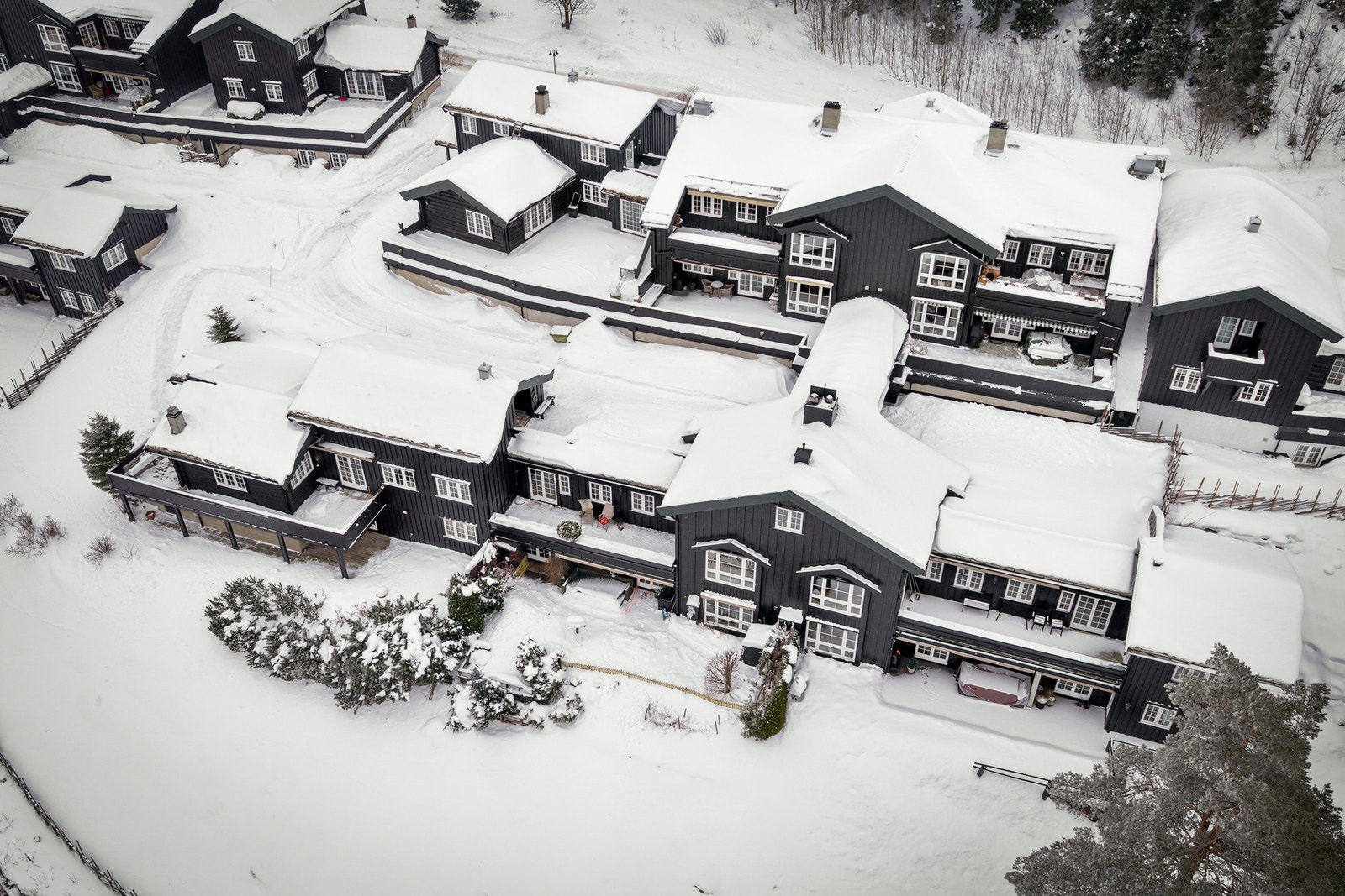 Til tross for den markanære beliggenheten er det kort gangavstand til Lillevann T-banestasjon med effektiv forbindelse til Majorstuen. Galleribilde