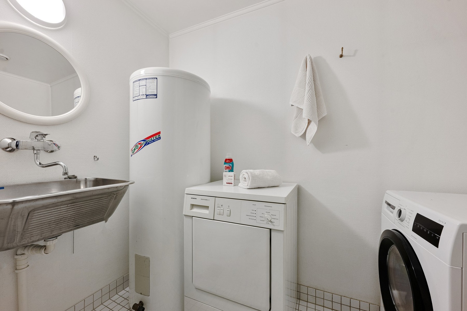 Svært praktisk vaskerom med opplegg for vaskemaskin og tørketrommel, utslagsvask og varmtvannsbereder på ca. 278 liter. Galleribilde