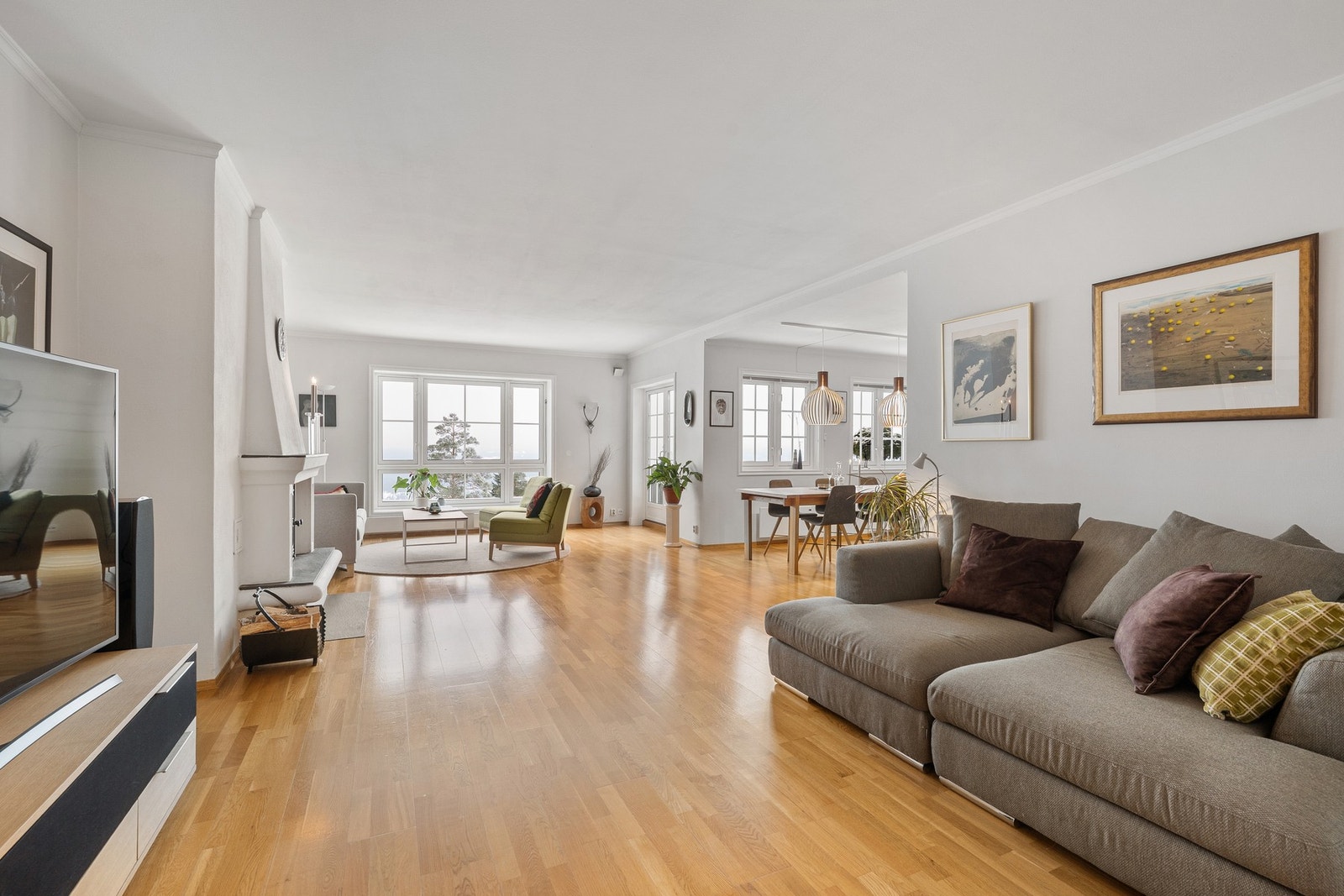 Den romslige stuen er et lyst og innbydende oppholdsrom med god romfølelse. Galleribilde