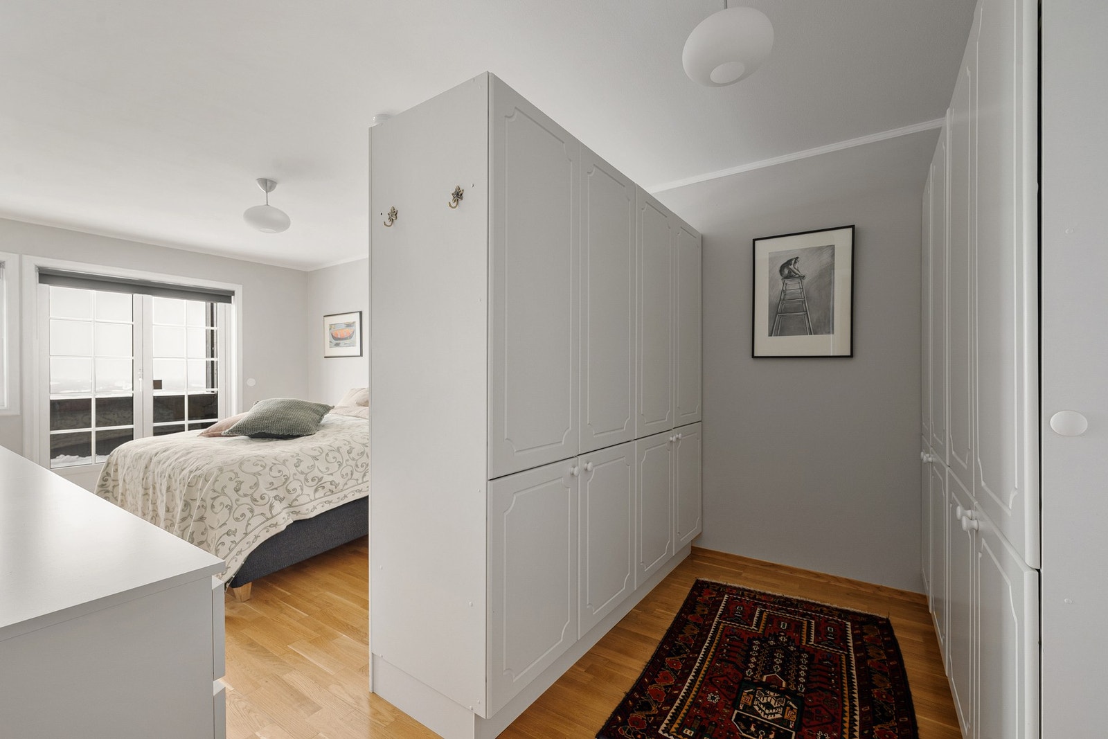 Egen garderobesone med rikelig skapplass i tilknytning til hovedsoverommet. Galleribilde