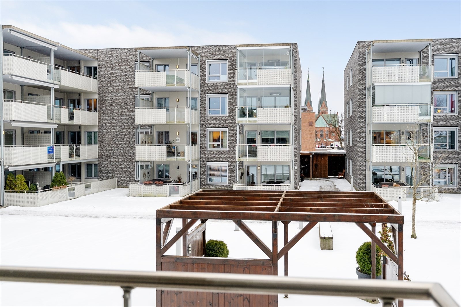 Schweigaardstun har en attraktiv og sentrumsnær beliggenhet, med Skiens trivelige sentrumsgater rett utenfor døren! Gode bussforbindelser er det også fra Schweigaardsgate, ca. 100 meter fra leiligheten. Galleribilde