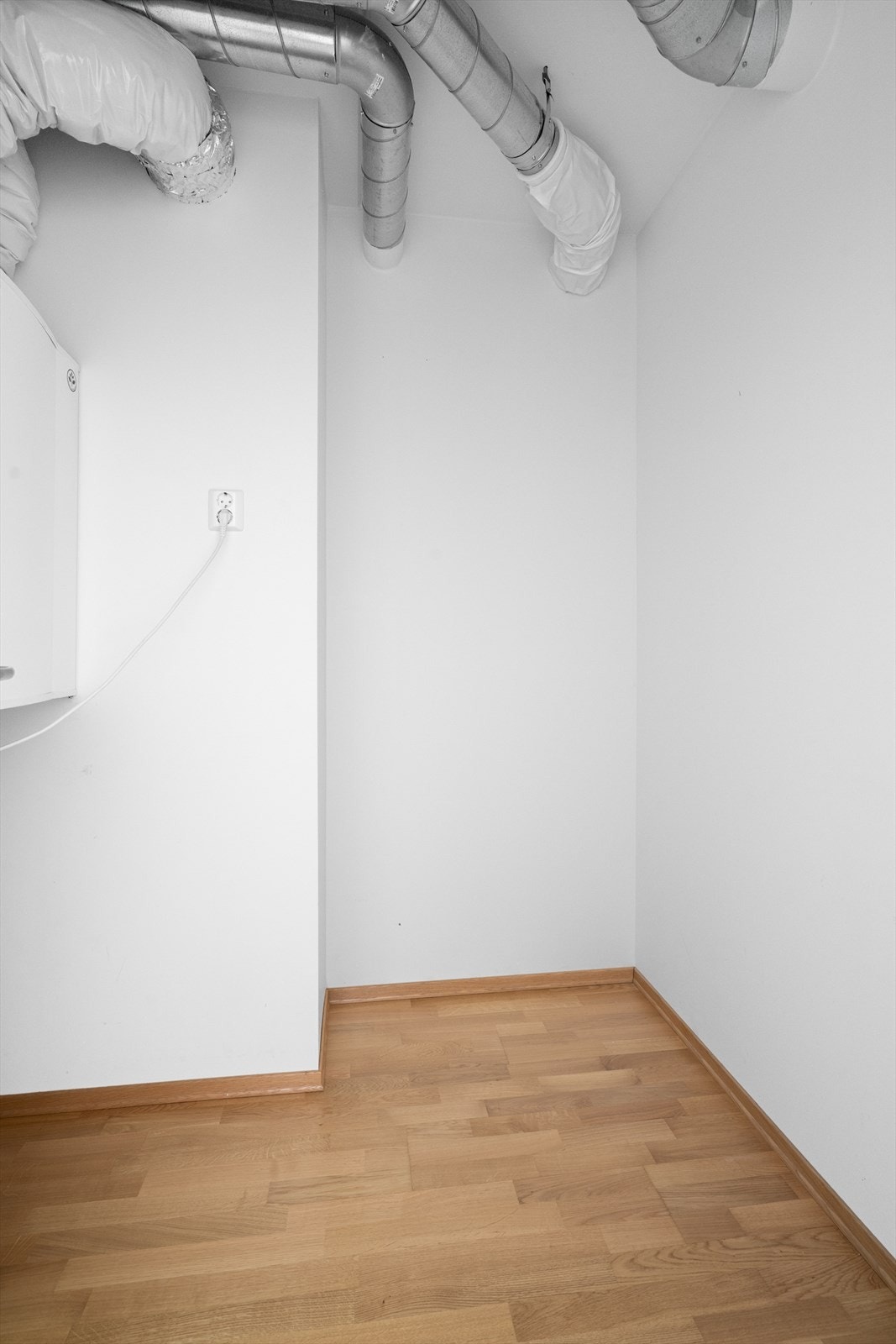 Inntil gangen er det også en kjekk bod med lagringsplass. Boligens sikringsskap befinner seg i boden og er et kombinert skap for både nettverk og elektrisk. Galleribilde