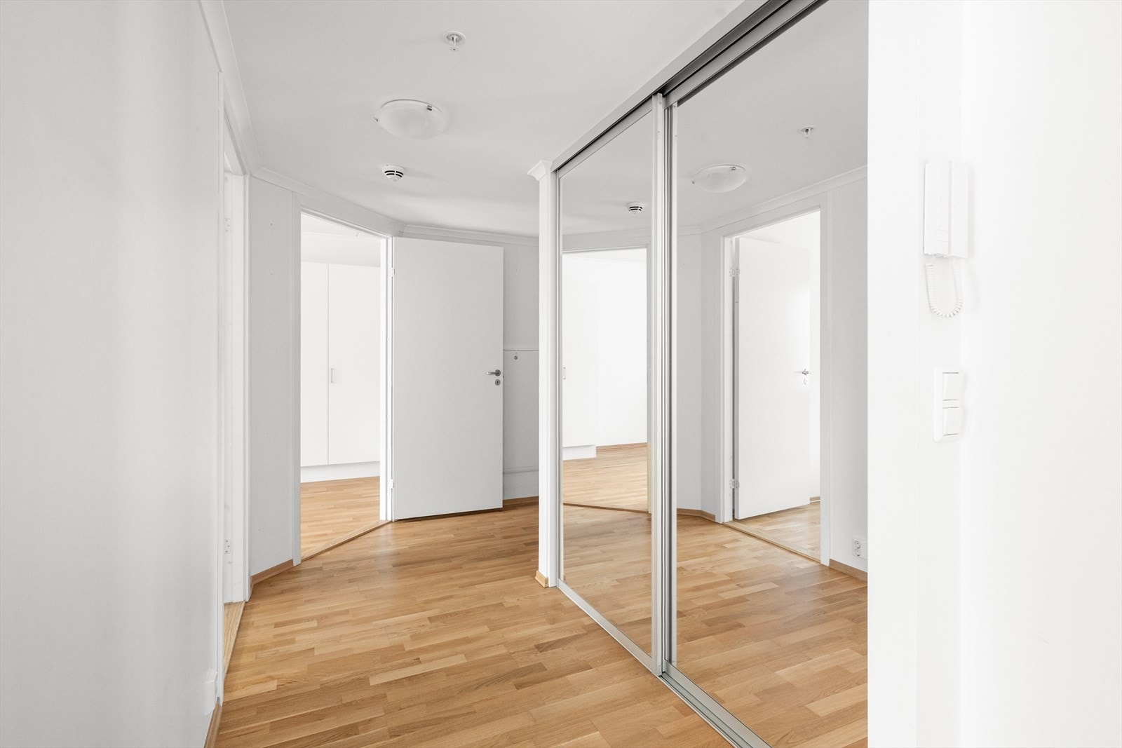 På veggen inn mot stua og kjøkkenet er det montert dørtelefon som er koblet mot hovedinngangsdøra og gjør det enkelt å slippe besøkende inn. Galleribilde