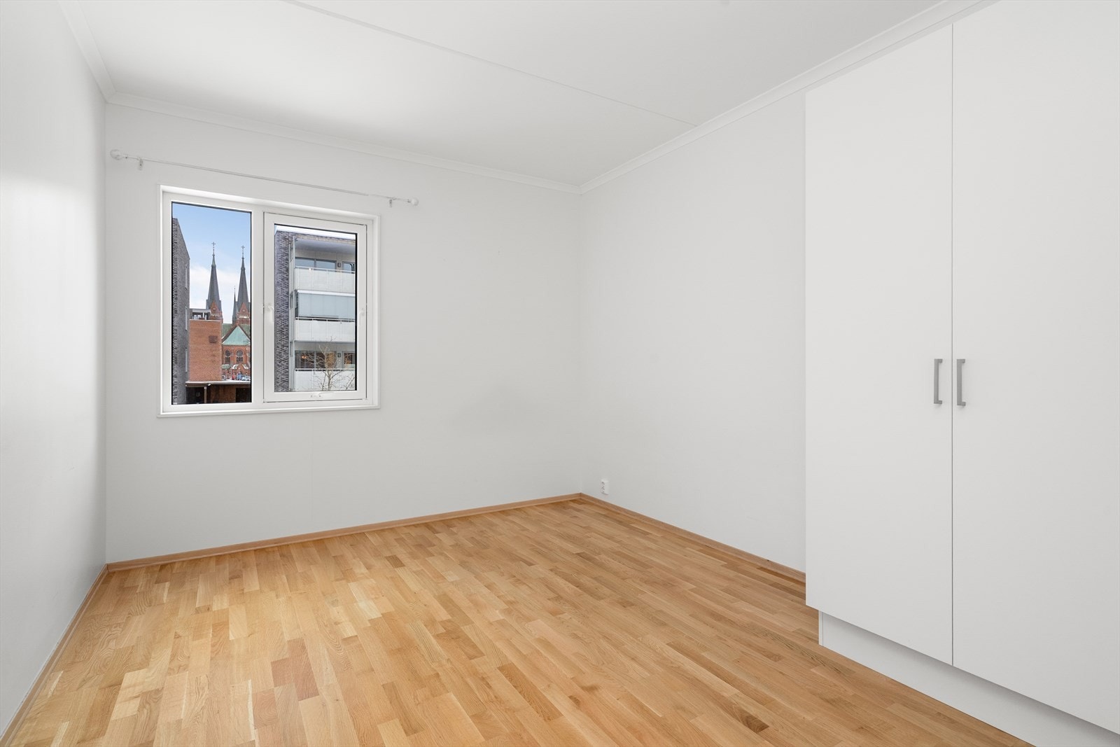 Leiligheten har 2 gode soverom, begge med garderobeskap for klesoppbevaring. Galleribilde