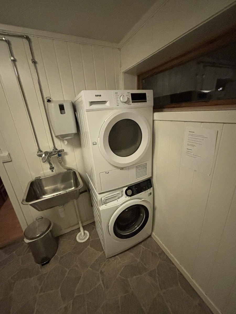 vaskerom med vaskemaskin og tørketrommel Galleribilde