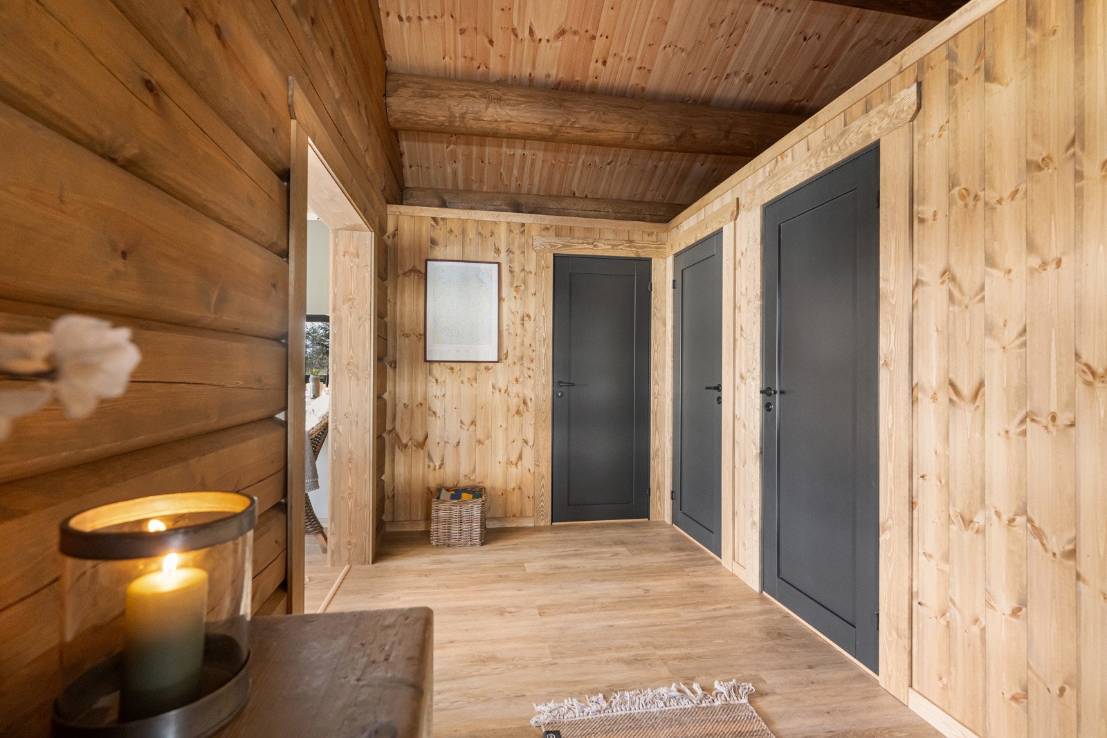 Hytta har en gjennomtenkt og funksjonell planløsning, over bad/sovereom er det hems/lagringsplass Galleribilde