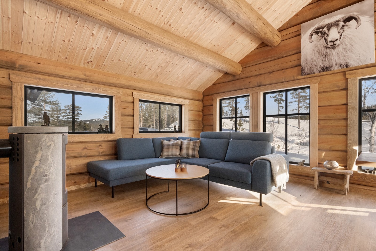 Alle vinduer og dører er levert av Natre, og de er omrammet med lister i en elegant, dempet sort farge som gir et moderne preg Galleribilde