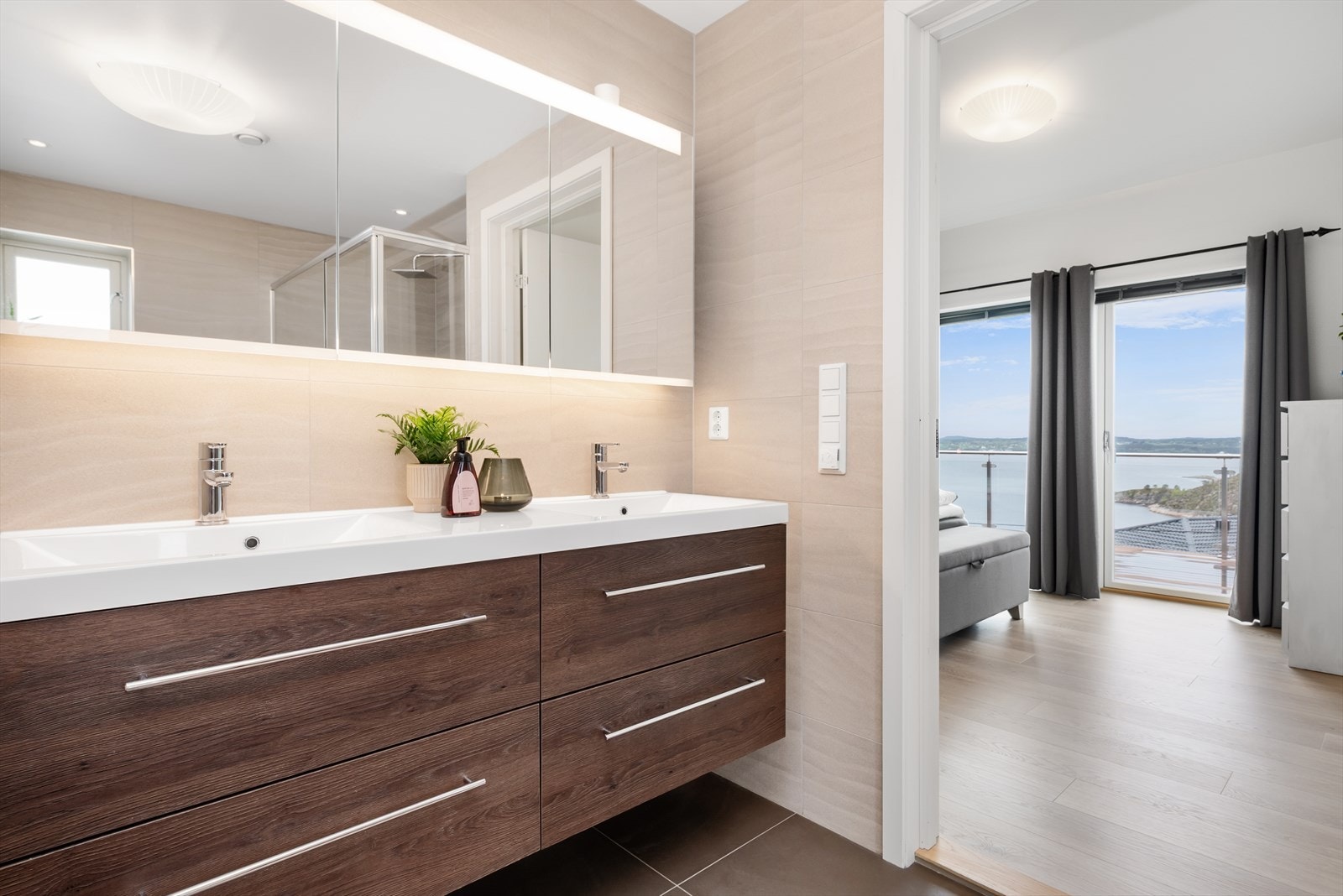 Flott, flislagt bad med varme i gulv og downlights i himling. Galleribilde