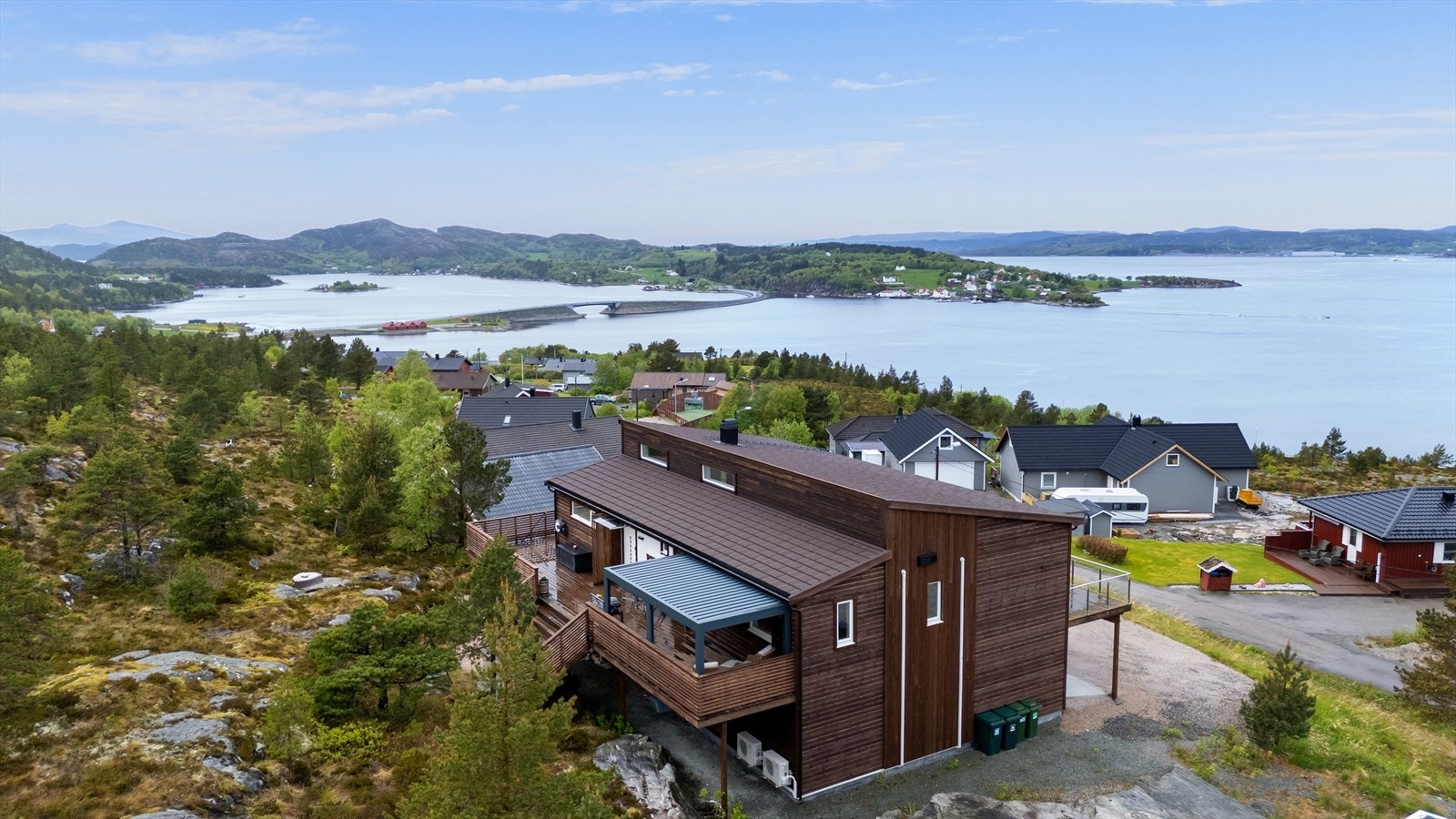 Eneboligen ble oppført i 2018 og er svært pent beliggende i et rolig og barnevennlig boligområde på Sunde. Galleribilde