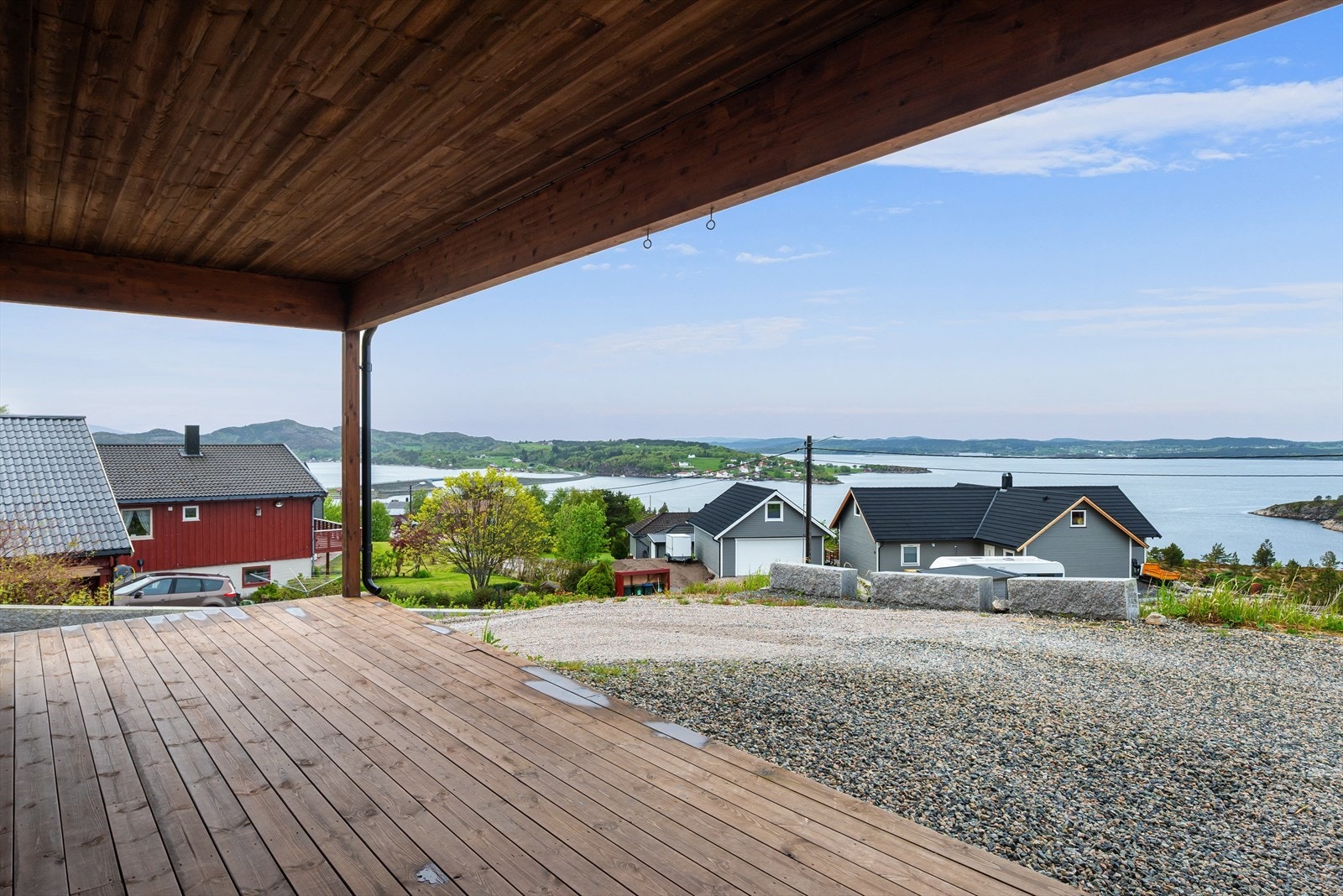 Eiendommen har en romslig tomt på ca. 1177 kvm. I tillegg til dobbelgarasje er det oppstillingsplasser for bil i innkjørsel og gårdsplass. I forbindelse med inngangspartiet er det en stor terrasse med praktisk takoverbygg. Galleribilde