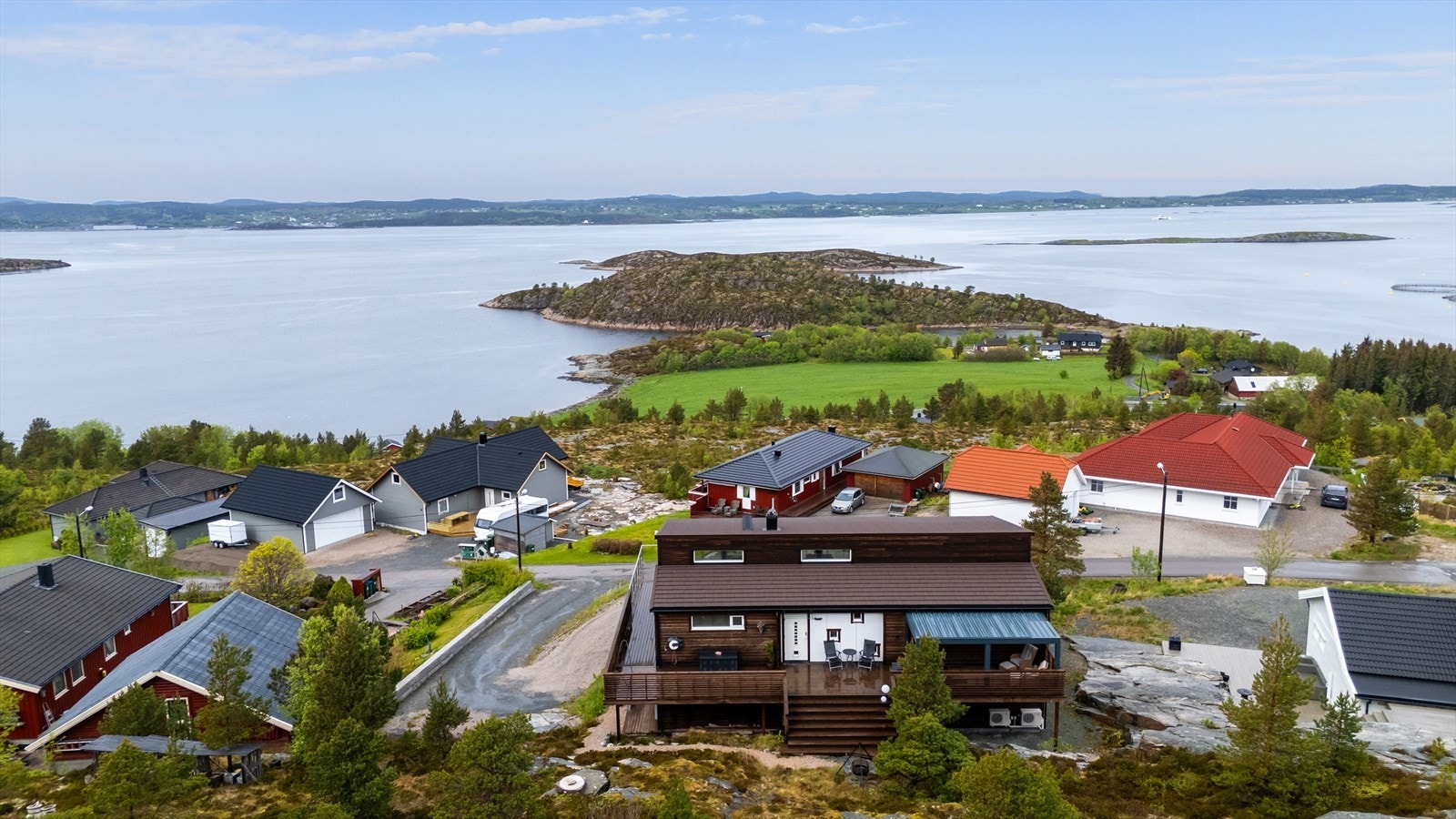 Boligen ligger øverst i boligfeltet med fantastisk utsikt mot sjøen, gode solforhold og nærhet til naturen omkring. Galleribilde